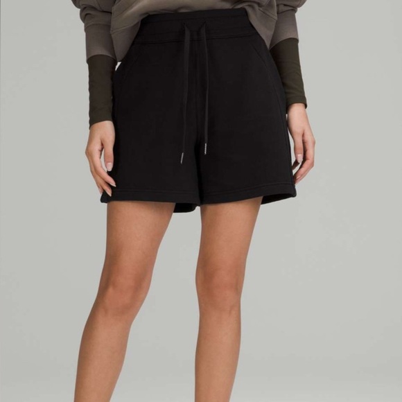 NWT Lululemon Scuba High-Rise Short 5" - Size 4 - Black - Picture 1 of 5